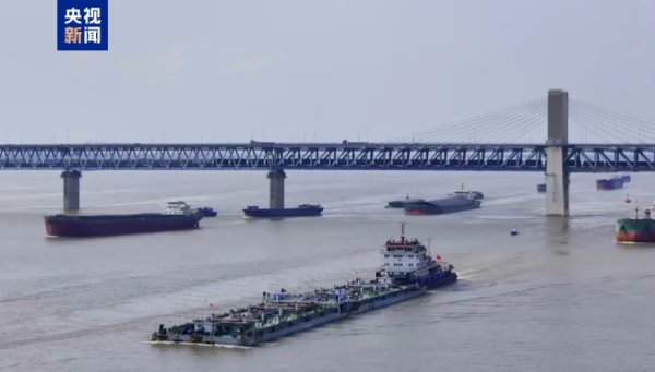 kaiyun体育中国2026世界杯入口 江面分出“快慢车说念” 长江主线首个“复式航路”试驱动