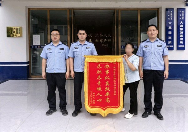 kaiyun体育(中国)2026世界杯 女子手机被骗子良友驱散 民警火速上门帮她保住38万元积累